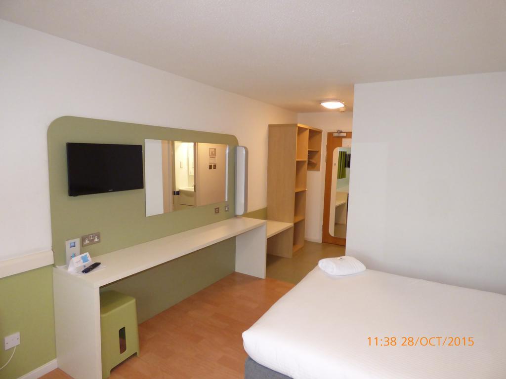Warrington Motel, J20 M6 Lymm Services Esterno foto